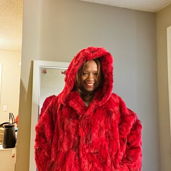 Baby It’s COLD OUTSIDE & This STUNNING red rabbit fur is the perfect for it - Picture 2 of 8